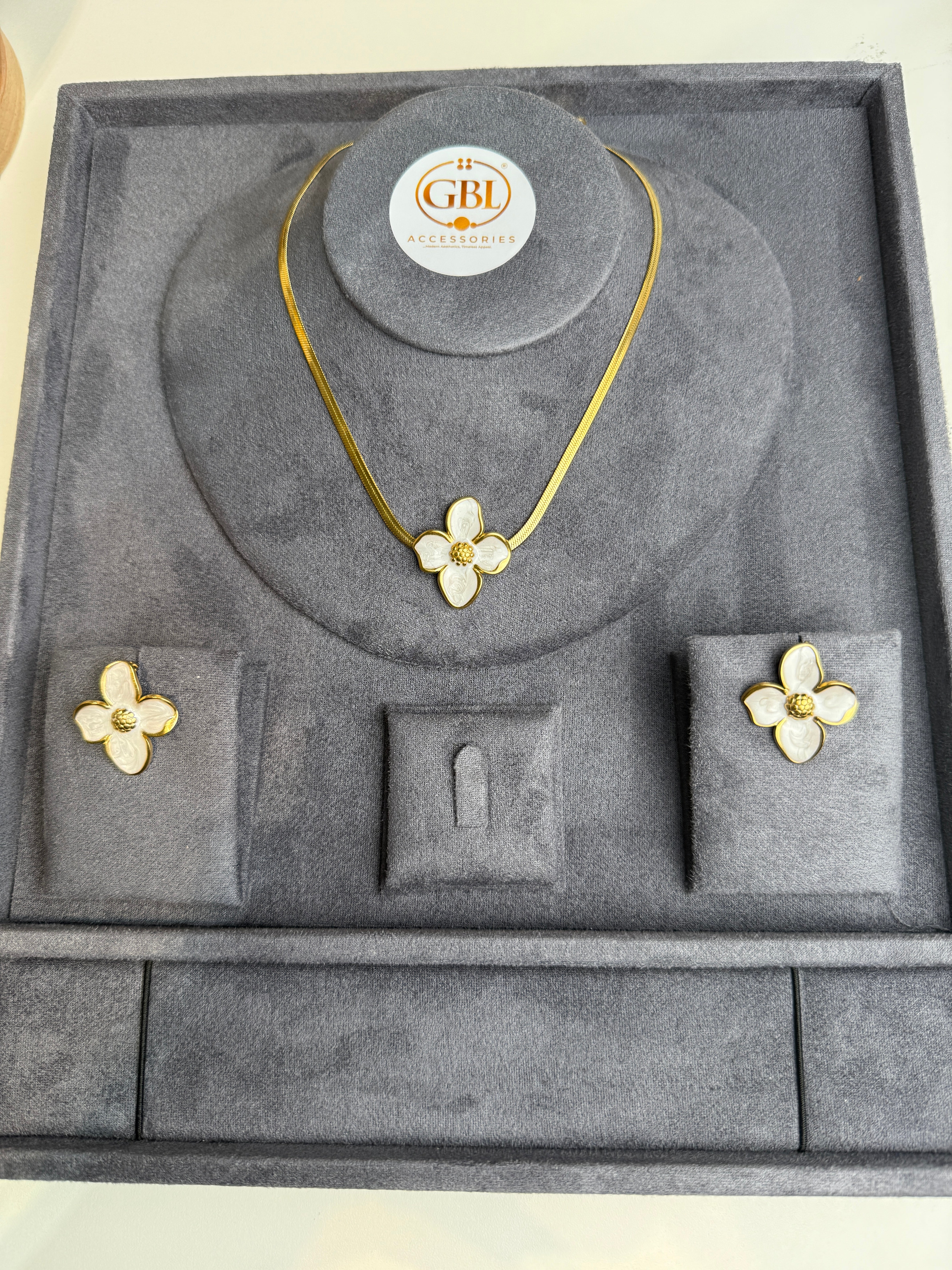 Flora 18k Gold-Plated Jewelry Set – Elegant Non-Tarnish Necklace & Earrings for Women