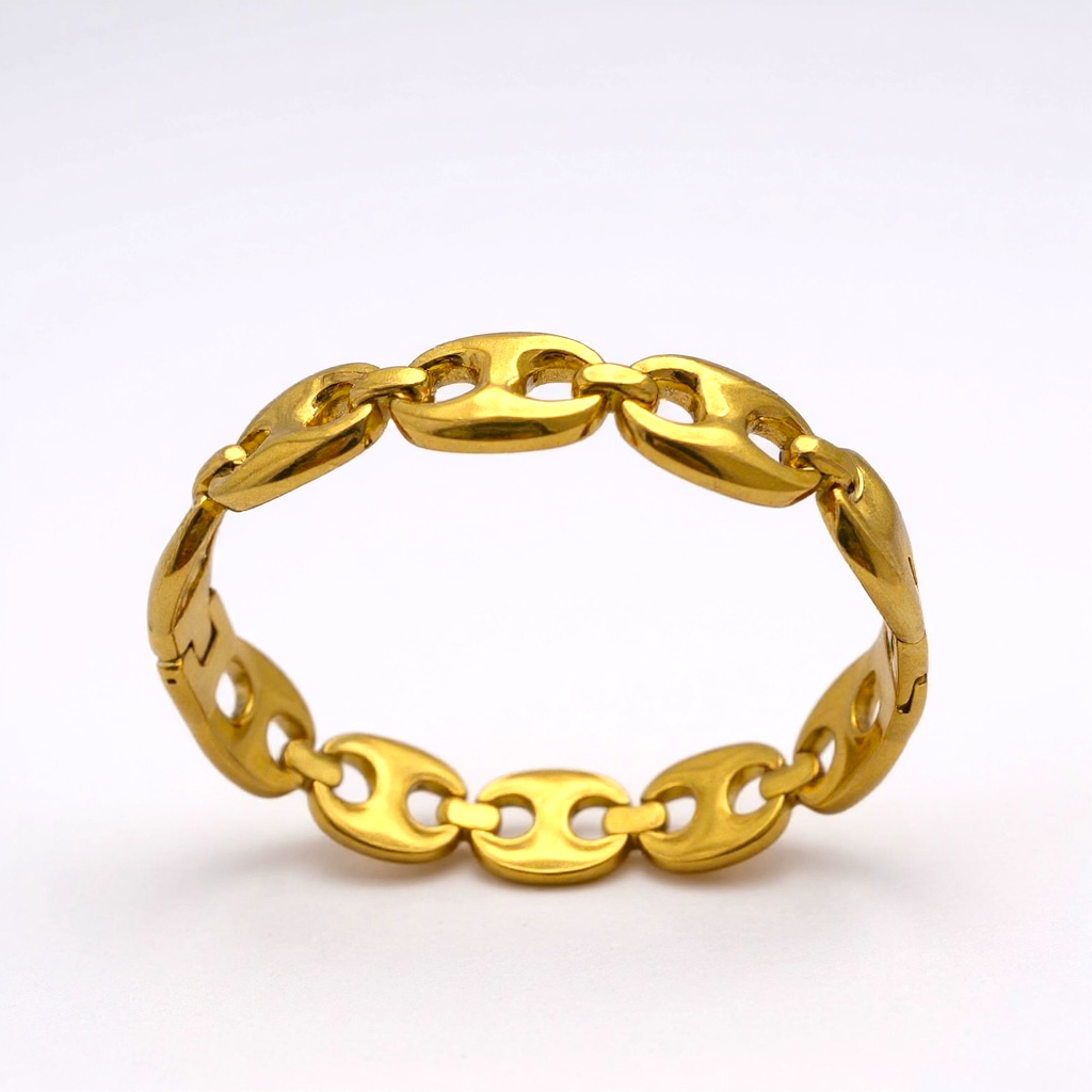 18k Gold-plated chain bracelet on a white background